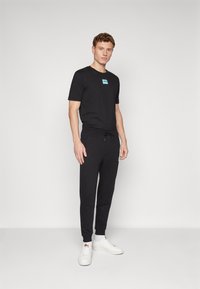 HUGO DOAK - Pantaloni de trening - black