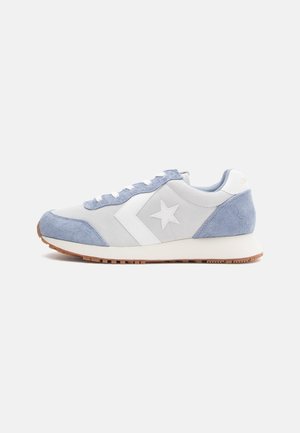 Basket basse avec panneaux en daim blanc et bleu clair, lacets blancs, logo étoile blanc et semelle en gomme.