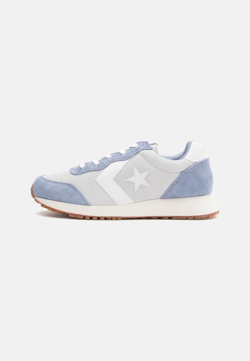 Basket basse avec panneaux en daim blanc et bleu clair, lacets blancs, logo étoile blanc et semelle en gomme.