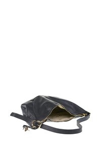 Borsa a spalla nera in pelle con finitura testurizzata, hardware dorato, chiusura con zip e interno in tessuto a fantasia. Include una tracolla regolabile.