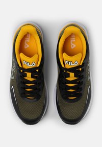 Mustat ja oliivinvihreät urheilukengät, joissa on keltaisia korostuksia, verkosta valmistettu päällinen, mustat nauhat ja valkoinen pohja. Ominaisuuksiin kuuluu Fila-logo kielekkeessä ja sivussa.