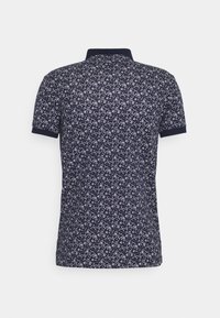 Marineblaues Poloshirt mit kurzen Ärmeln, versehen mit einem weißen Blumenmuster und kontrastierendem dunklen Kragen sowie Ärmelbündchen.