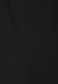 Černá, elastická tkanina s hladkým povrchem. Materiál se zdá být jersey pletenina, navržená s bezšvým vzhledem a bez zřetelných vzorů.