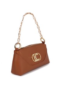Sac à main en cuir marron avec ferrures dorées, bandoulière chaîne, fermeture éclair et logo sur le devant. Présente un design structuré et angulaire.