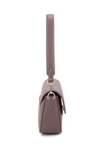 Sac à main en cuir marron avec une forme structurée, un dessus plat, une poignée supérieure et des accents en métal doré. Surface texturée avec des coutures détaillées.