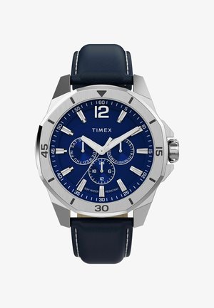 Zegarek Timex z niebieską tarczą, srebrną stalową obudową i granatowym skórzanym paskiem. Posiada duże oznaczenia godzin i sub-tarcze chronografu.