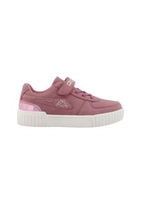 Różowe syntetyczne sneakersy z białą gumową podeszwą, sznurówkami i rzepem, z błyszczącym akcentem na pięcie i logo z boku.