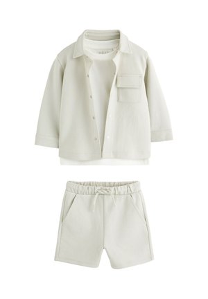 Set casual bej deschis cu cămașă cu mânecă lungă, nasturi, buzunar la piept și pantaloni scurți cu talie elastică, șnur și buzunare laterale.