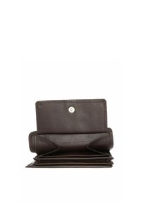 Portefeuille en cuir marron foncé ouvert pour montrer plusieurs compartiments et une fermeture à bouton pression, affiché sur fond blanc.