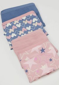 Tres pares de calzoncillos de algodón doblados en azul, azul con patrones de corazones, y rosa con patrones de estrellas sobre un fondo blanco.