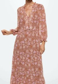 Langes, flie�ßendes Kleid mit floralem Muster in Pink- und Brauntönen. Mit V-Ausschnitt, Rüschendetails und Puffärmel. Leichter Stoff.