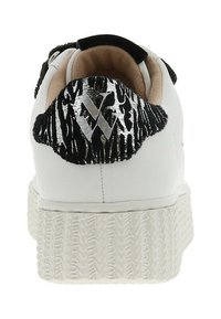 Witte sneaker met een gestructureerde, gemêleerde zwart en zilveren accent bij de hiel. Beschikt over een dikke, gemêleerde witte zool en een zachte binnenvoering.
