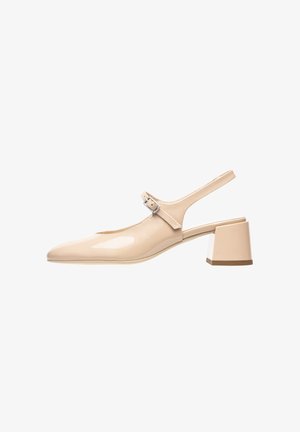 Beige patentlæder slingback sko med spids tå, justerbar spænde og en chunky blokhæl. Glat tekstur med minimal detaljer.
