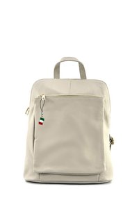 Beige leren rugzak met een gestructureerde oppervlakt, voorvak met rits, gouden hardware en een klein Italiaans vlaggetje eraan bevestigd.