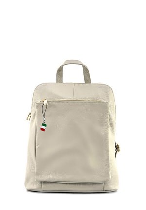 Sac à dos en cuir beige avec une surface texturée, poche zippée à l'avant, accessoires dorés et un petit charme en forme de drapeau italien attaché.