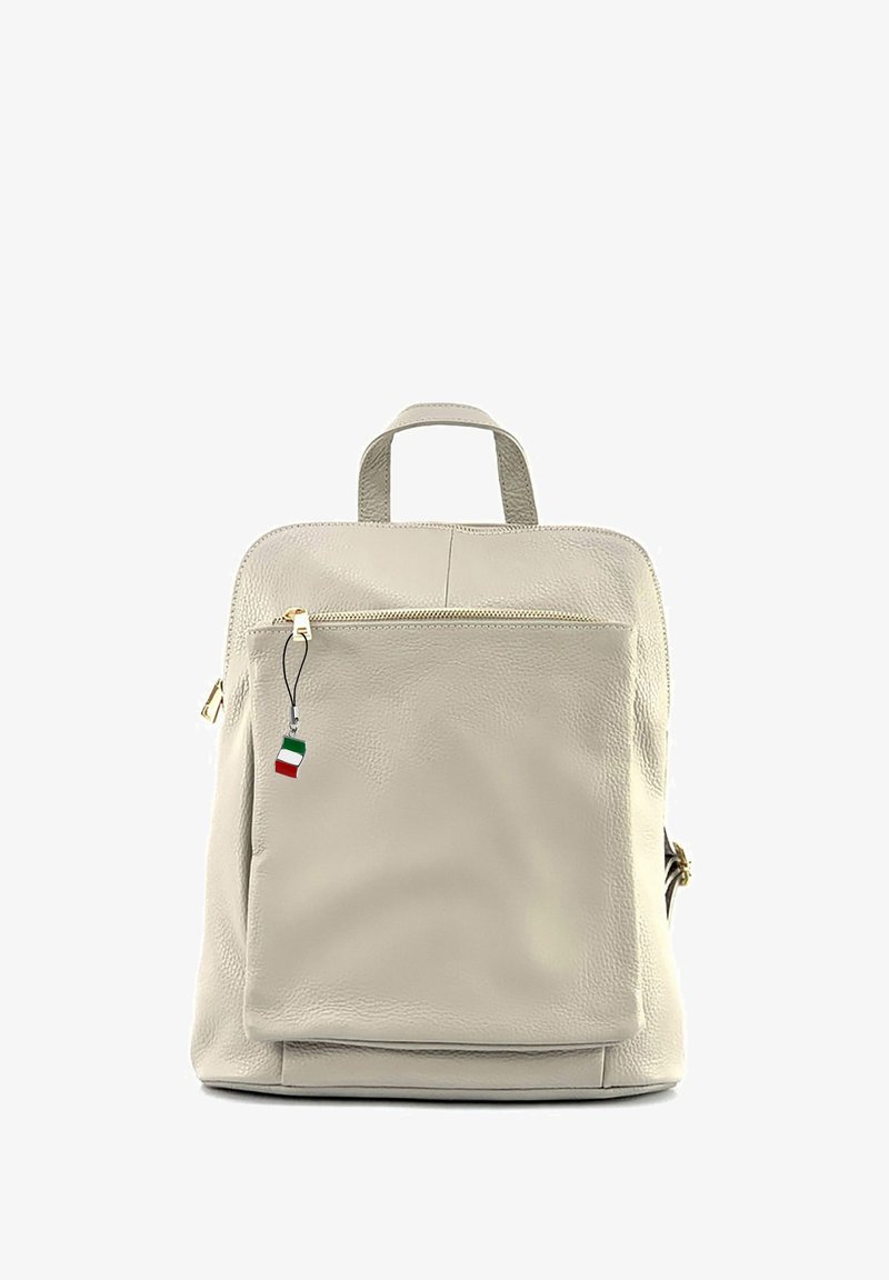 Beige leren rugzak met een gestructureerde oppervlakt, voorvak met rits, gouden hardware en een klein Italiaans vlaggetje eraan bevestigd.