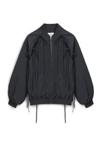 Chaqueta bomber negra con cremallera en el frente, dobladillo ajustado y mangas abullonadas. Presenta detalles atados en los hombros y puños acanalados. Textura suave.