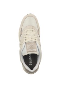 Beige a krémové tenisky z materiálů síťoviny a semišové kůže, s texturovaným povrchem, šněrováním a logem na jazyku.