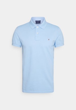 Lyseblå tætsiddende poloshirt med korte ærmer, to-knaps åbning og lille broderet logo på venstre bryst.