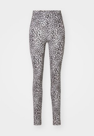 Leggings im Leopardenmuster aus dehnbarem Stoff, mit hoher Taille und figurschmeichelndem Design. Die Farbkombination umfasst hell- und dunkelbraune Flecken auf einem grauen Hintergrund.