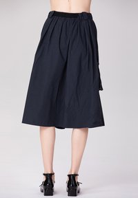Culottes bleu marine, à coupe ample avec une taille élastique. Tissu léger à la texture douce. Dispose de poches latérales pour plus de praticité.