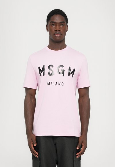 Roze katoenen t-shirt met gedurfde zwarte letters "MSGM MILANO" op de voorkant. Korte mouwen, ronde hals en een ontspannen pasvorm.