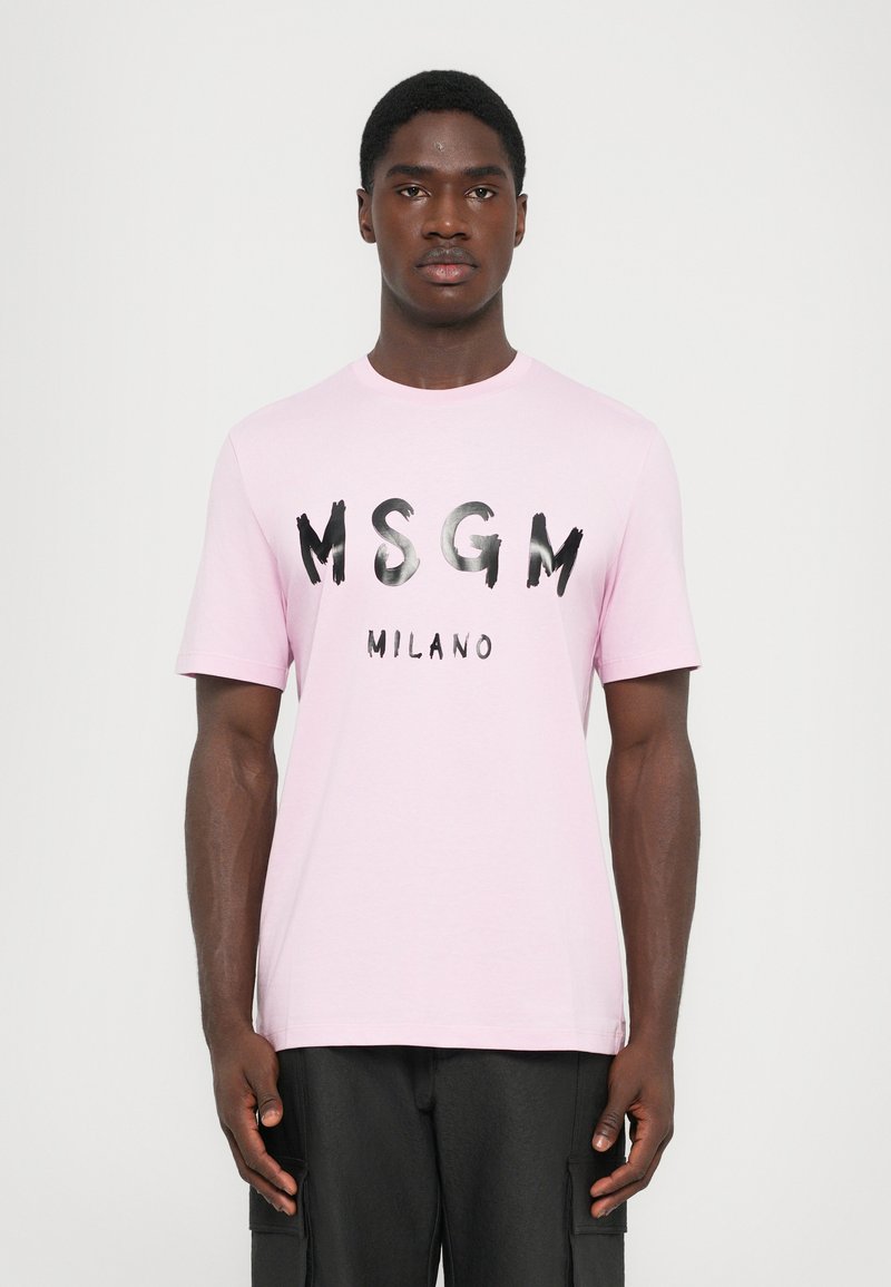 Lys pink bomulds t-shirt med det sorte logo "MSGM MILANO" i børstestrøgsstil på forsiden. Kort ærme og crew neck design.