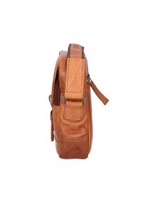 Borsa a tracolla in pelle marrone con forma rettangolare, dotata di chiusura con zip, tracolla e dettagli di cucitura sui lati e accenti in metallo.