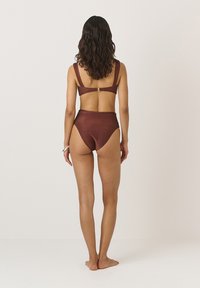 Bordowy dwuczęściowy strój kąpielowy z wysokim stanem i prostym krojem topu z złotym akcentem na plecach. Gładka tekstura.