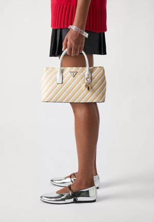 Borsa a strisce bianca e dorata, materiale texturizzato, forma rettangolare, manici doppi bianchi, con logo e dettaglio di un piccolo lucchetto.