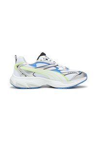 Weiße und silberne Sneakers mit blauen und neongrünen Akzenten, ausgestattet mit einem Obermaterial aus Mesh, einer strukturierten Sohle und einem retro-athletischen Design.