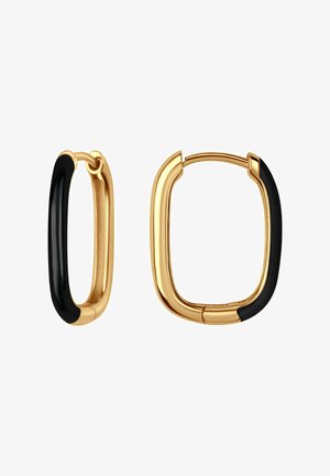 Złote kolczyki w kształcie obręczy z czarnym akcentem, o gładkiej, polerowanej fakturze. Jeden kolczyk ma kształt kwadratowy, a drugi jest okrągły.