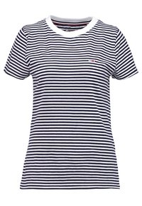 Camiseta de manga corta a rayas azul marino y blanca con cuello redondo y un pequeño logo en la parte izquierda del pecho. Material de algodón, corte casual.