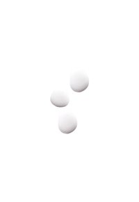 Trois pierres blanches lisses et arrondies avec une surface brillante, de tailles variées, placées sur un fond blanc uni.