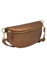 Sac en cuir métallisé bronze avec un dessus arrondi, fermeture éclair dorée et bandoulière détachable. Texture lisse avec un léger éclat.