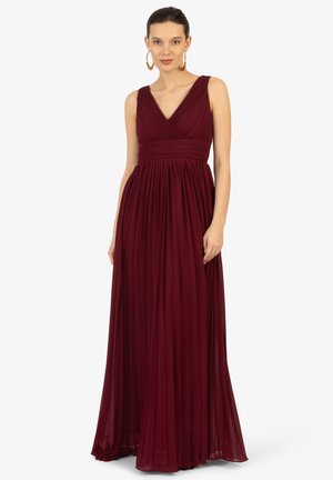 Burgunderfarbenes Maxikleid mit tiefem V-Ausschnitt, gefaltetem, fließendem Stoff und breiten Schulterträgern. Betont mit einer taillierten Taille.