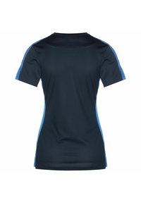 Mörkblå idrottströja med korta ärmar, nätstruktur och ljusblå detaljer längs sidorna.