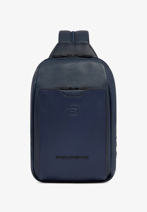 Zaino a tracolla compatto in pelle blu navy con tasca frontale con cerniera e tracolla imbottita regolabile.
