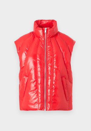 Mouwloze glanzende rode donzen bodywarmer met hoge kraag en ritssluiting aan de voorkant, met twee zijzakken op een effen lichte achtergrond.