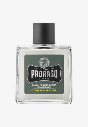 Przezroczysta szklana butelka z czarną nakrętką, oznakowana jako "Proraso Balsam do Brody". Zielone tło na etykiecie z logo lwa oraz szczegółami produktu w kolorze białym i żółtym.