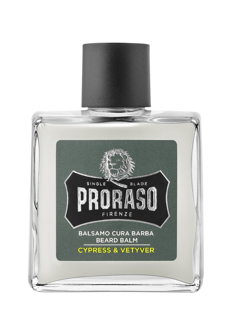 Bouteille en verre transparent avec un bouchon noir, étiquetée "Proraso Baume à Barbe." Fond vert sur l'étiquette, avec un logo de lion et des détails du produit en blanc et jaune.