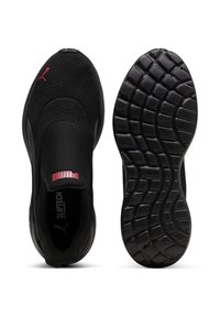 Schwarze Slipper mit einem Netzdesign, ausgestattet mit einer dicken Gummisohle und einem auffälligen roten "PUMA"-Logo an der Ferse.