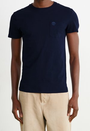 Marineblaue Baumwoll-T-Shirt mit kurzen Ärmeln und rundem Ausschnitt. Verfügt über eine kleine Brusttasche und ein Logo in derselben Farbe.