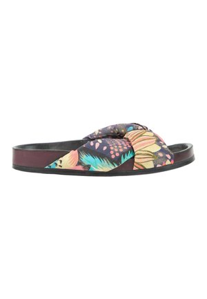 Flad slidesandal med sort sål og bred, farverig stofrem tvistet over toppen med blomster- og abstrakte mønstre.