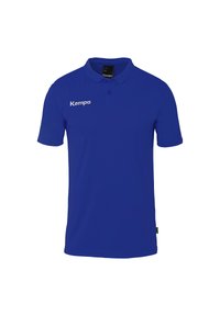 Blå polo T-shirt lavet af glat, åndbart stof, med en krave med to knapper og et hvidt logo på venstre side. Korte ærmer.