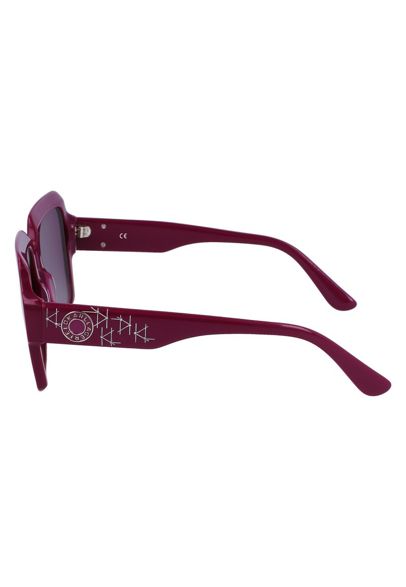 Gafas de sol burdeos con montura angular, lentes oscuros y brazos estampados que presentan un logo y un diseño geométrico con acentos en plata.