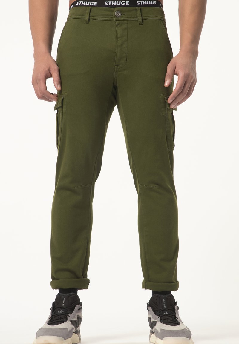 Groene cargo broek met een slim fit, voorzien van zijzakken, opgerolde manchetten en een tailleband met een contrasterend merklabel.