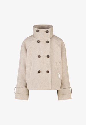Veste courte en laine beige avec col haut, boutons foncés à double boutonnage, poches avant et sangles réglables aux manches.
