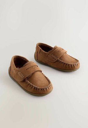 Brązowe mokasyny z zamszu z łatwym wkładaniem, ozdobnym przeszyciem, zaokrąglonym noskiem i miękką gumową podeszwą.