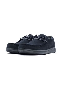 Scarpe in suede nero con punta arrotondata, lacci grigi e suola in gomma testurizzata. Include dettagli di cucitura lungo i bordi.